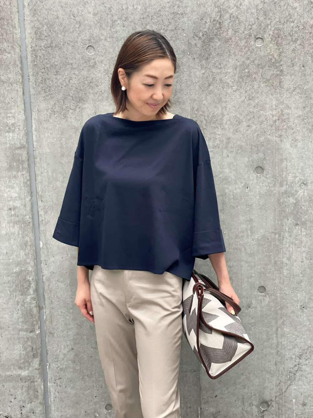 その他のTシャツ/カットソー、ベージュ系のパンツを着用したレディースの夏コーディネートの3枚目の写真