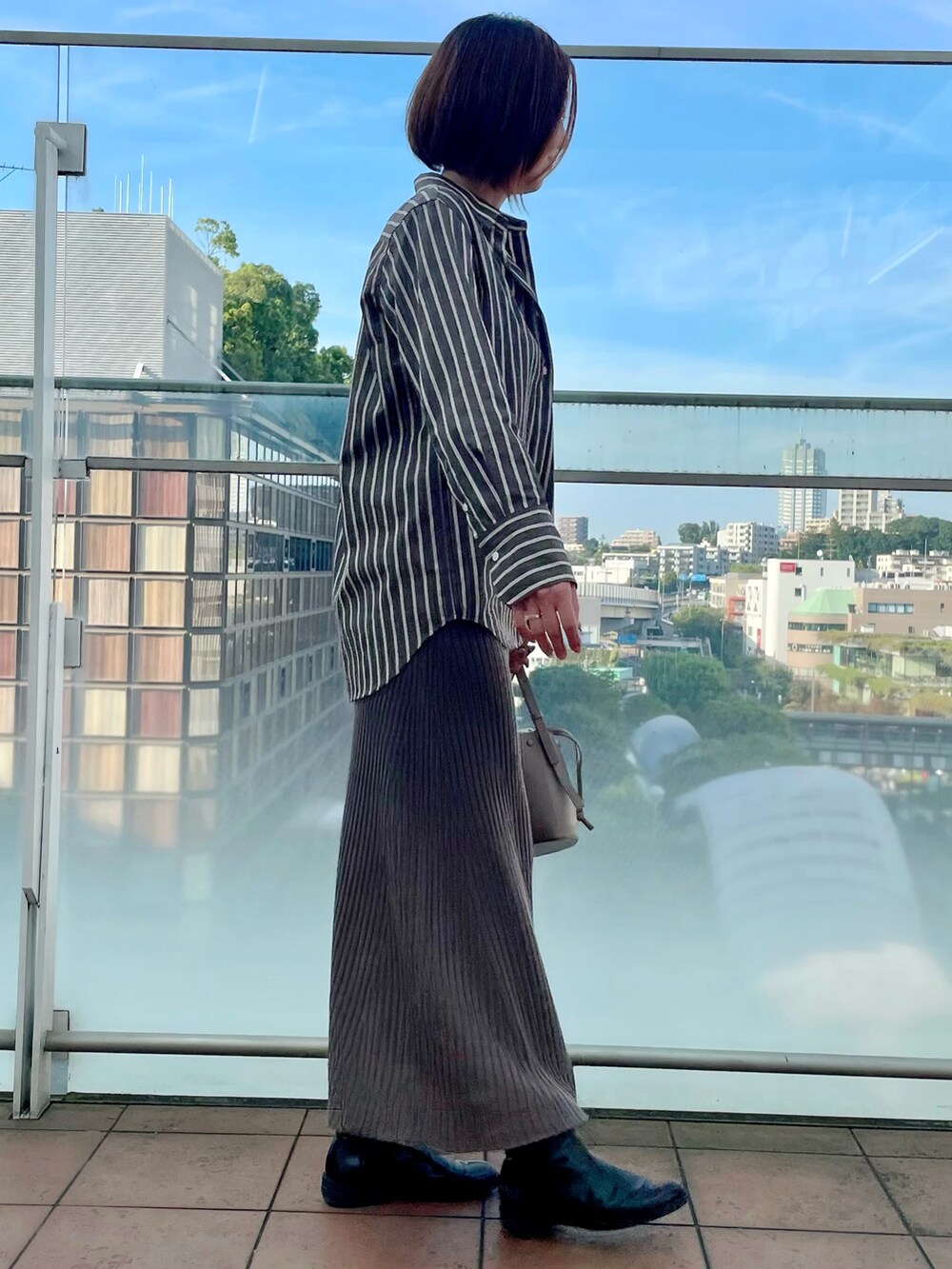 ブラウン系のシャツ/ブラウス、ブラウン系のスカート、グリーン系のスカートを着用したレディースの秋コーディネートの2枚目の写真