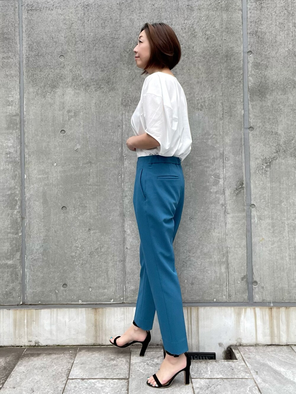 ホワイト系のTシャツ/カットソー、ブルー系のパンツ、ホワイト系のTシャツ/カットソーを着用したレディースの夏コーディネートの2枚目の写真