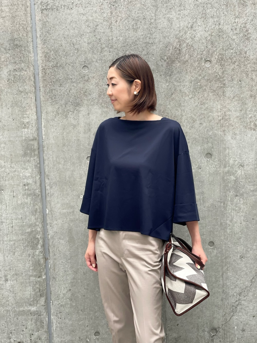 その他のTシャツ/カットソー、ベージュ系のパンツを着用したレディースの夏コーディネートの4枚目の写真