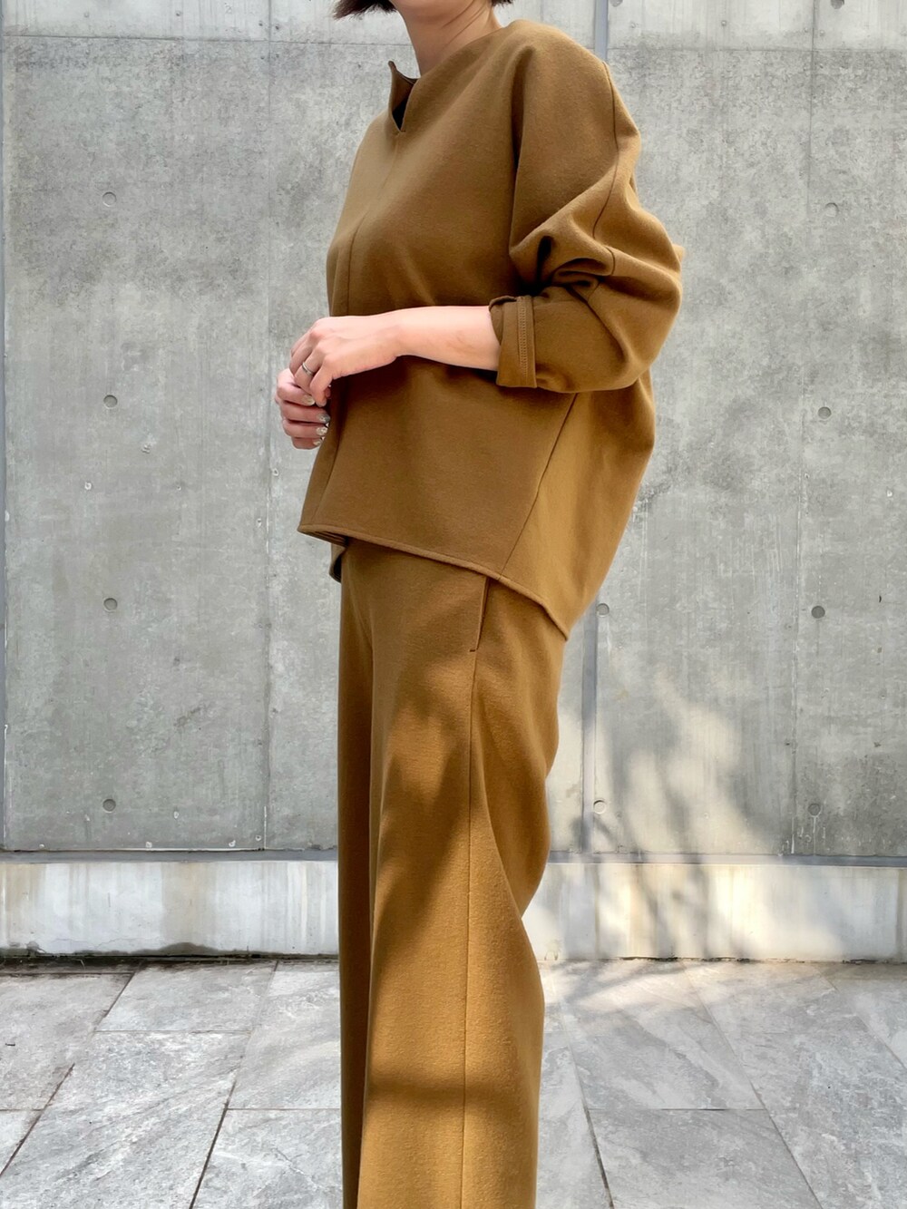 ブラウン系のシャツ/ブラウス、ブラウン系のパンツを着用したレディースの秋コーディネートの3枚目の写真