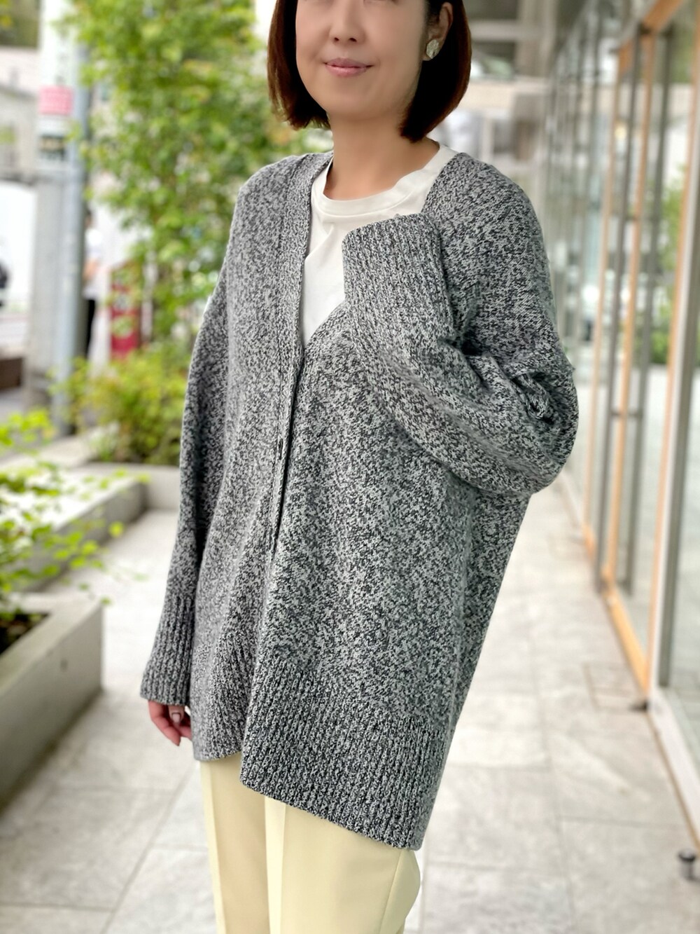 グレー系のカーディガン/ボレロ、その他のパンツ、ホワイト系のその他パンツを着用したレディースの秋コーディネートの4枚目の写真