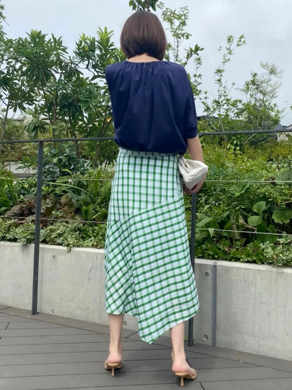 その他のTシャツ/カットソー、グリーン系のスカート、グリーン系のスカートを着用したレディースの夏コーディネートの3枚目の写真