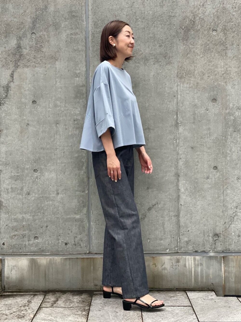 ブルー系のTシャツ/カットソー、その他のデニムパンツを着用したレディースの夏コーディネートの3枚目の写真