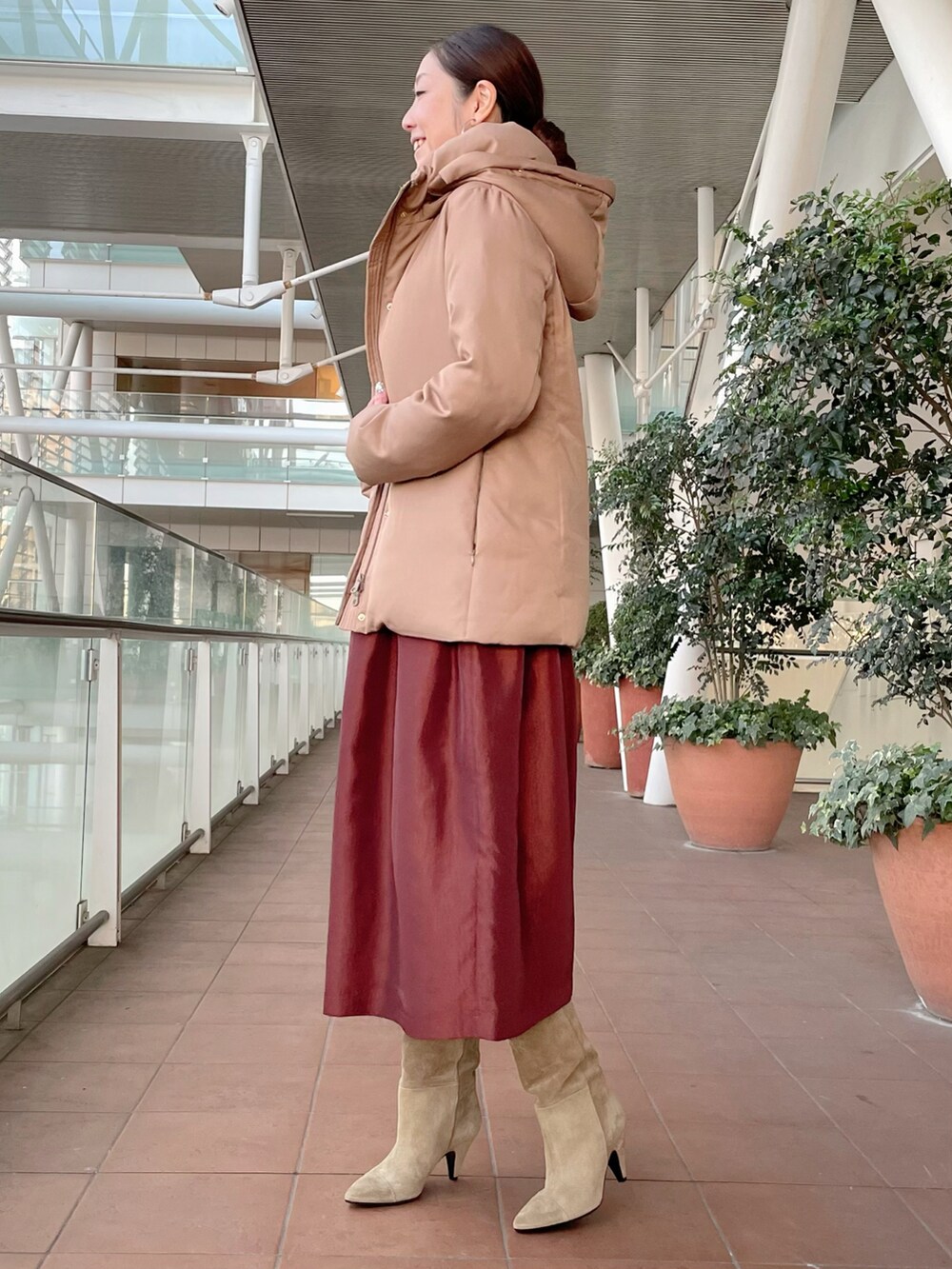 ホワイト系のトップス、ベージュ系のダウンジャケット/コート、その他のスカートを着用したレディースの冬コーディネートの3枚目の写真