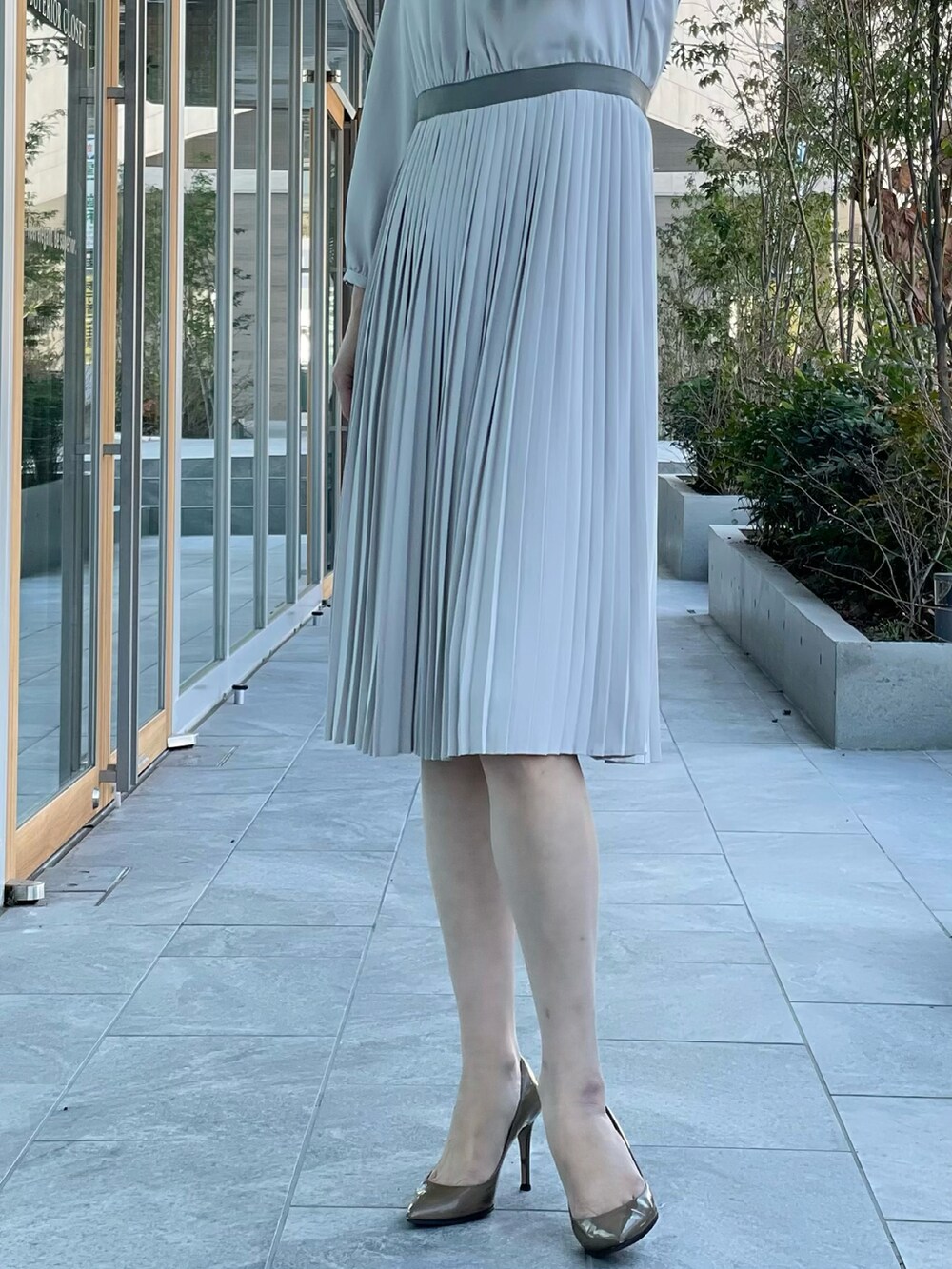 グレー系のワンピース/ドレスを着用したレディースの冬コーディネートの3枚目の写真