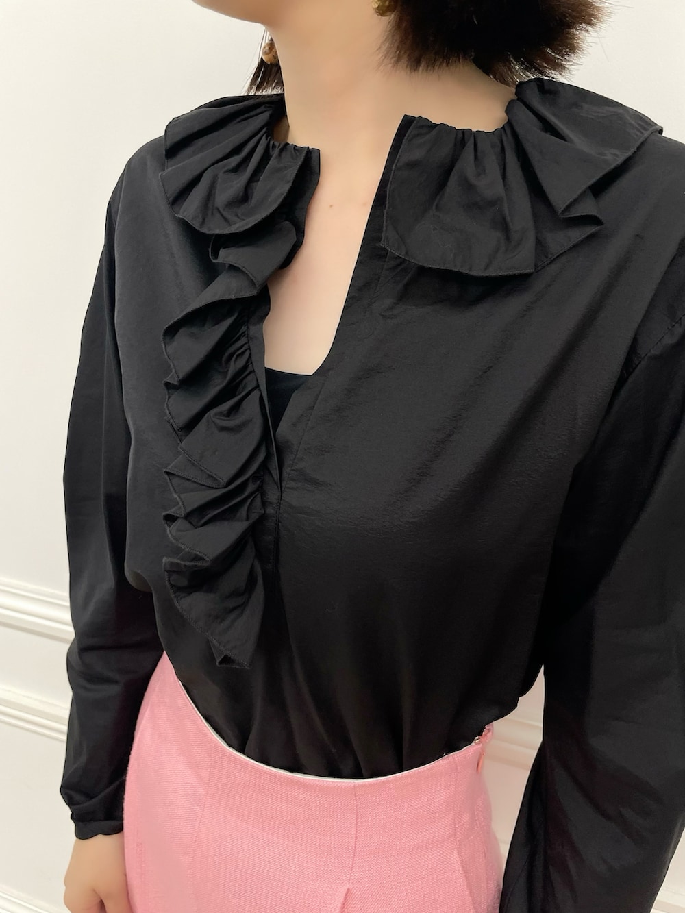 ブラック系のシャツ/ブラウス、ピンク系のパンツを着用したレディースの夏コーディネートの3枚目の写真