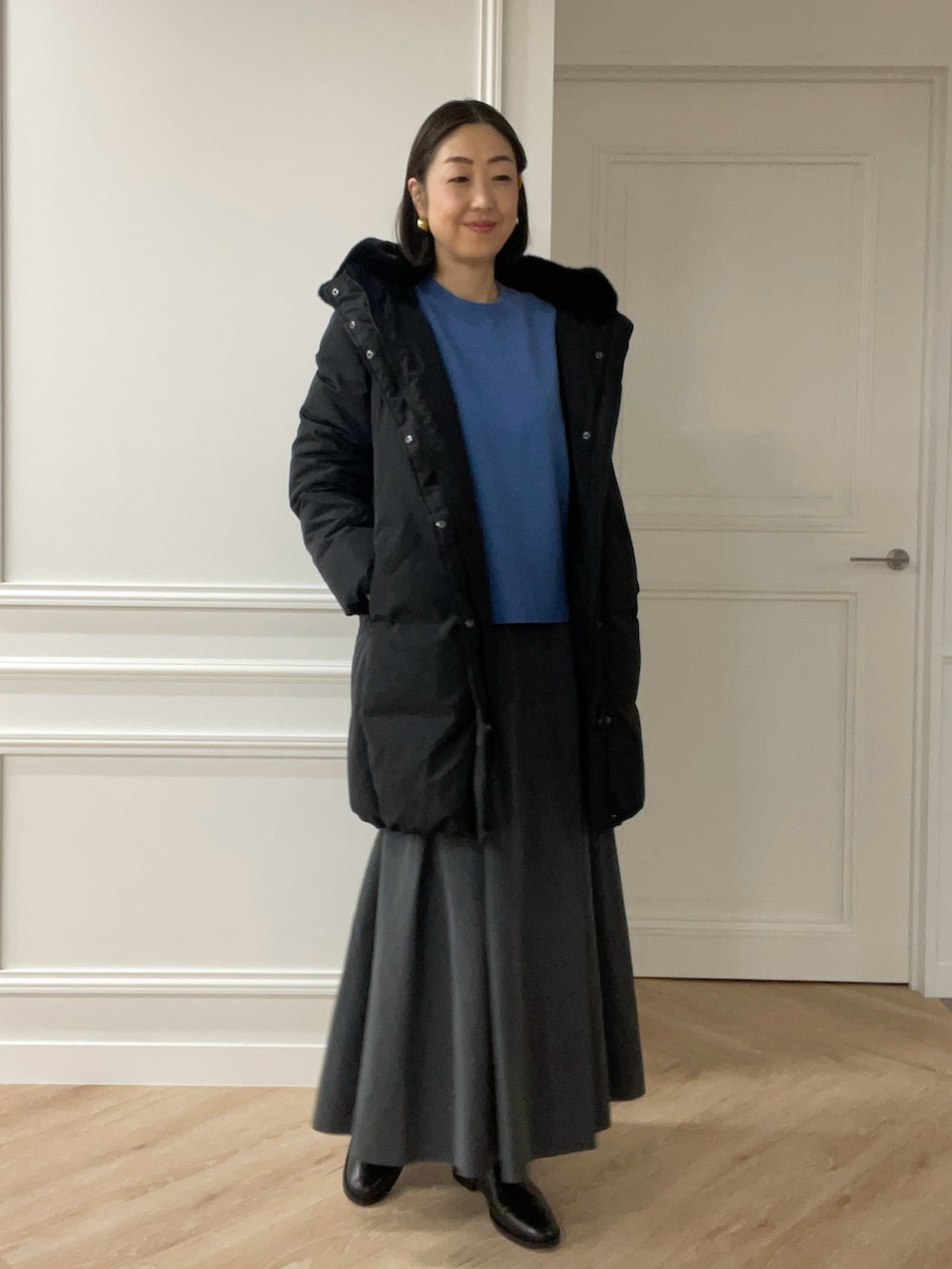 ブラック系のブルゾン、ブラック系のダウンジャケット/コートを着用したレディースの秋コーディネートの2枚目の写真