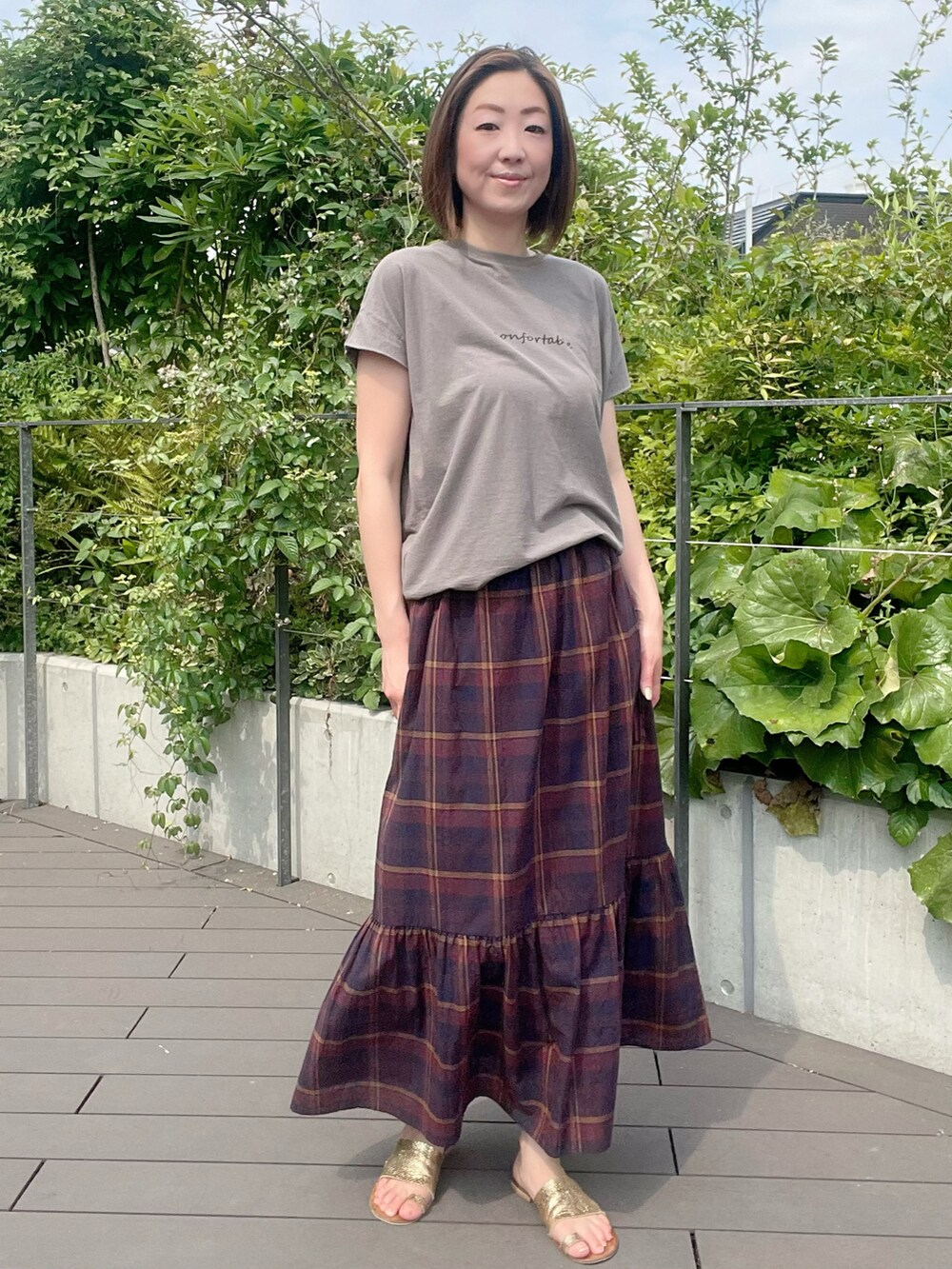 グレー系のTシャツ/カットソー、その他のスカート、グレー系のTシャツ/カットソーを着用したレディースの夏コーディネートの4枚目の写真