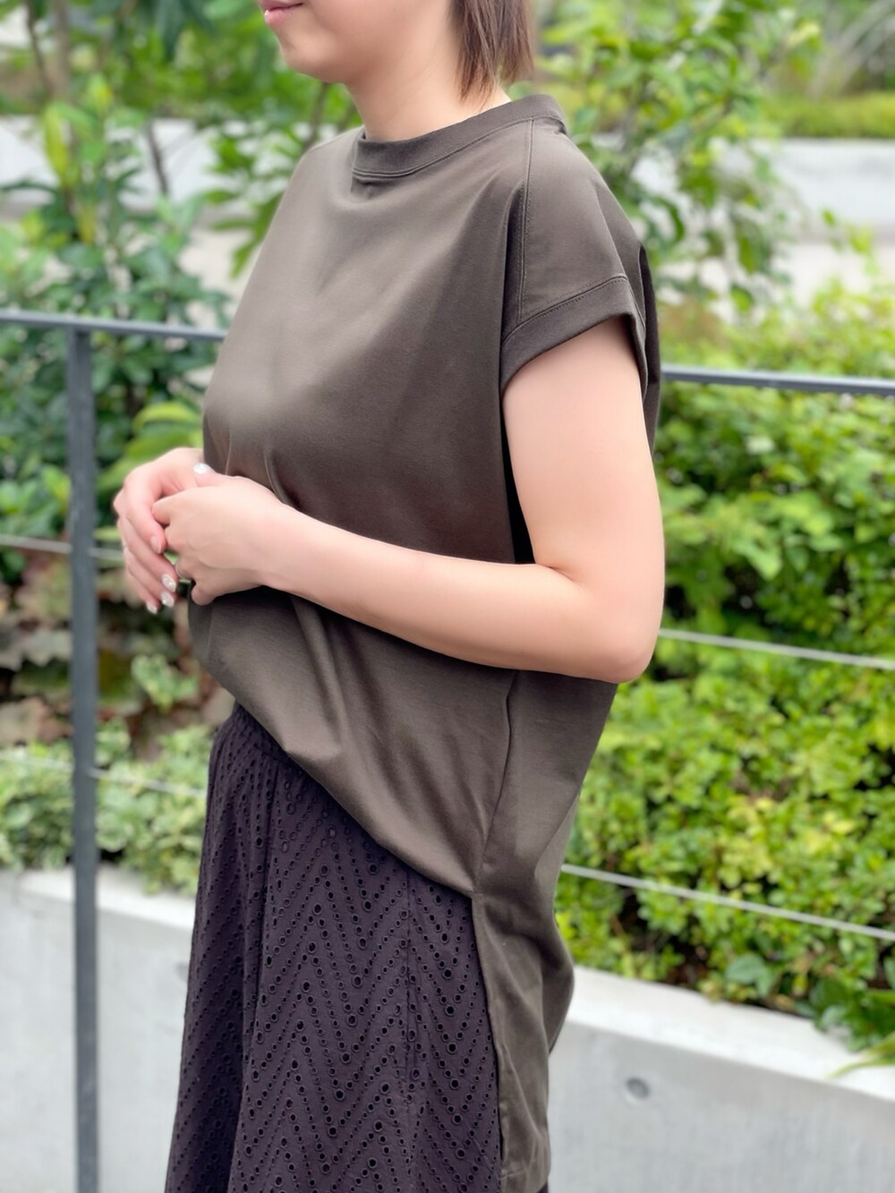 グリーン系のTシャツ/カットソー、ブラウン系のスカート、グリーン系のTシャツ/カットソーを着用したレディースの夏コーディネートの5枚目の写真