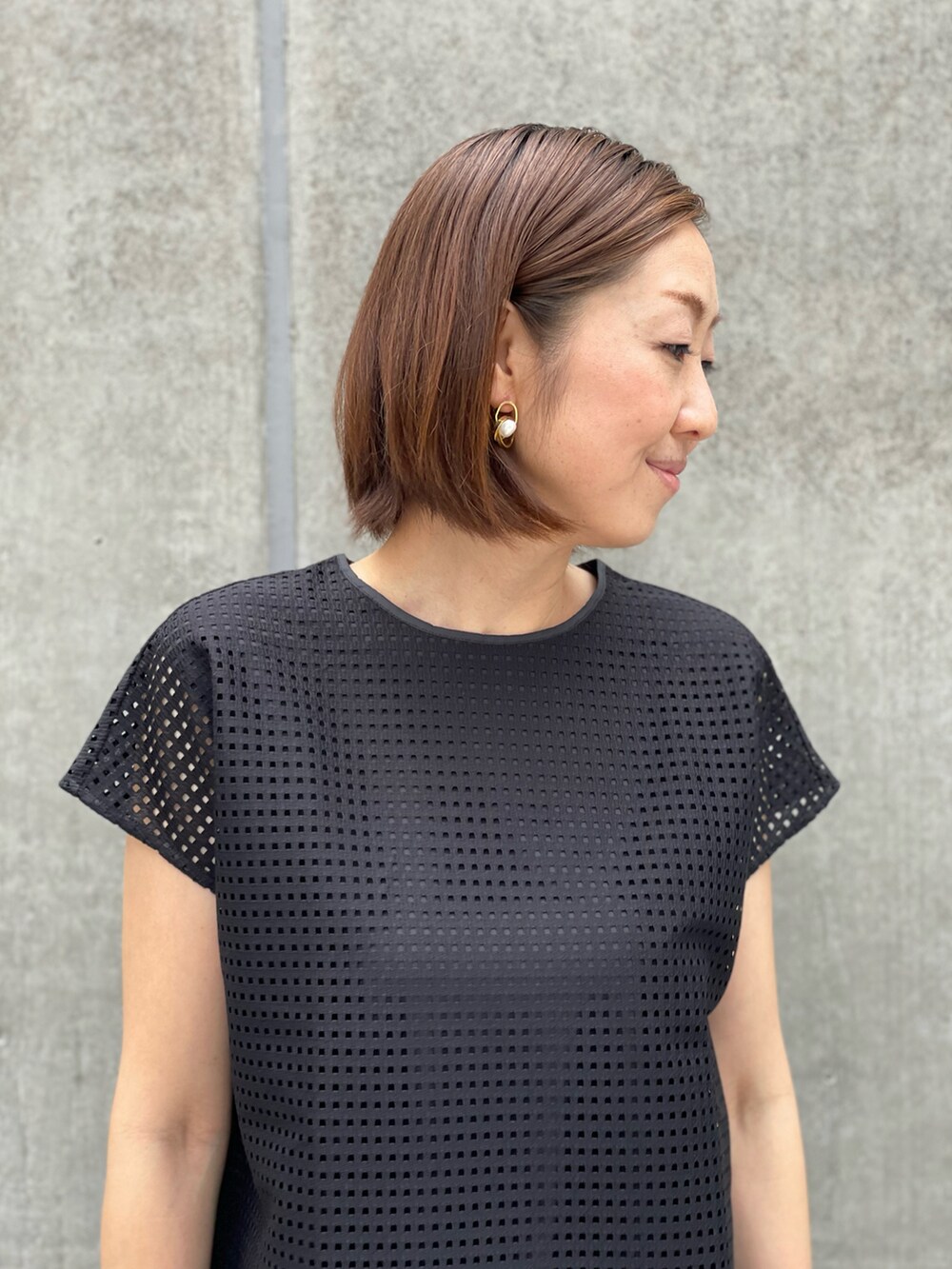 ブラック系のシャツ/ブラウス、イエロー系のパンツ、ブラック系のシャツ/ブラウスを着用したレディースの夏コーディネートの5枚目の写真