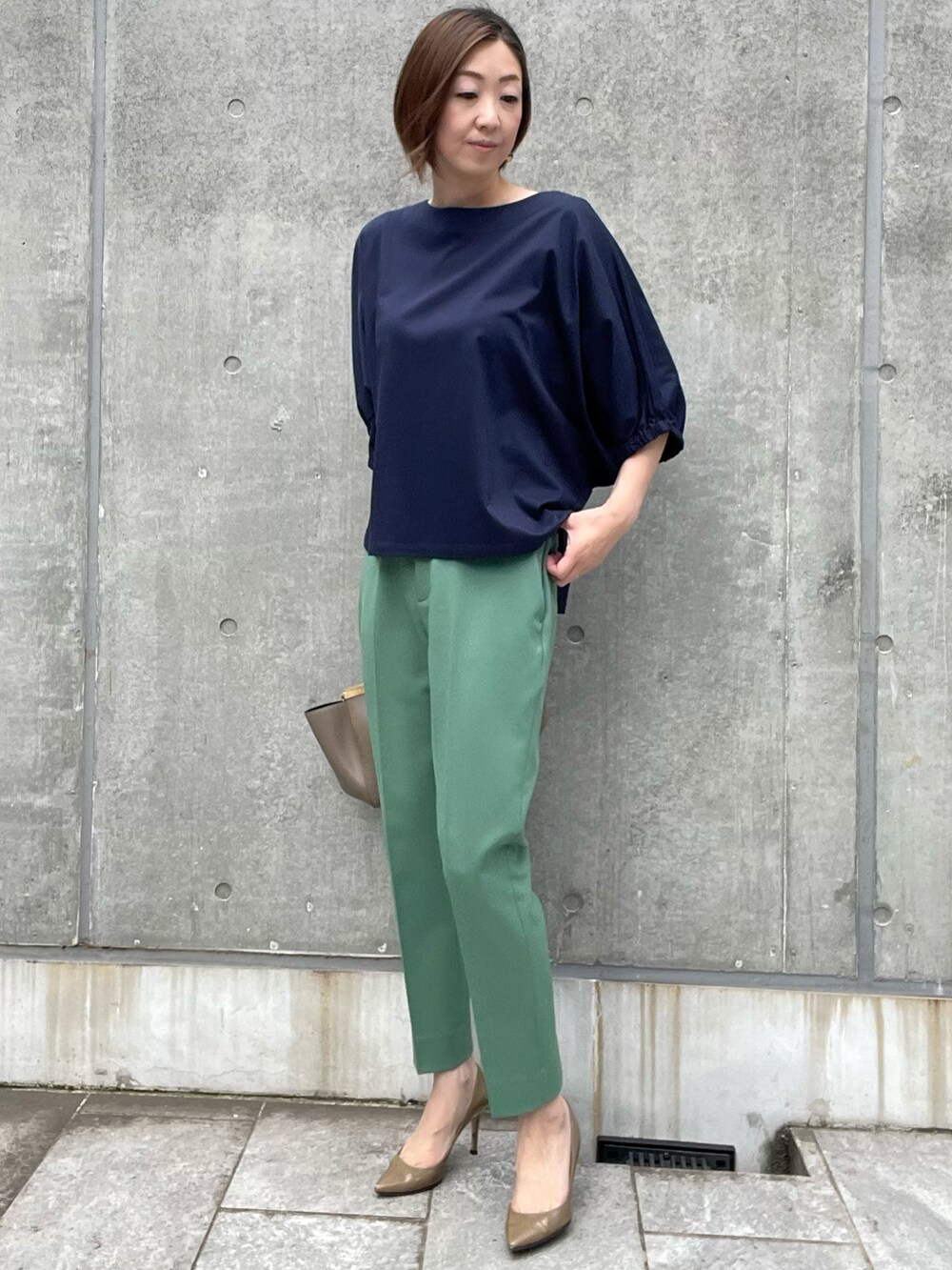 その他のTシャツ/カットソー、グリーン系のパンツ、ブルー系のTシャツ/カットソーを着用したレディースの夏コーディネートの3枚目の写真