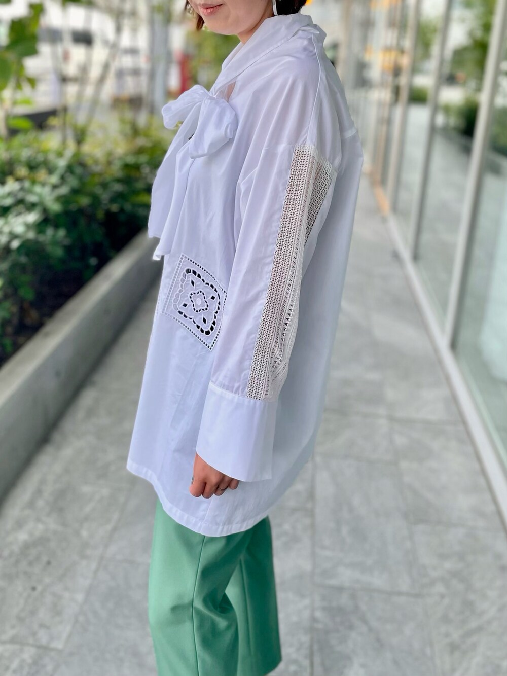 ホワイト系のシャツ/ブラウス、グリーン系のパンツ、ブルー系のその他パンツを着用したレディースの秋コーディネートの5枚目の写真