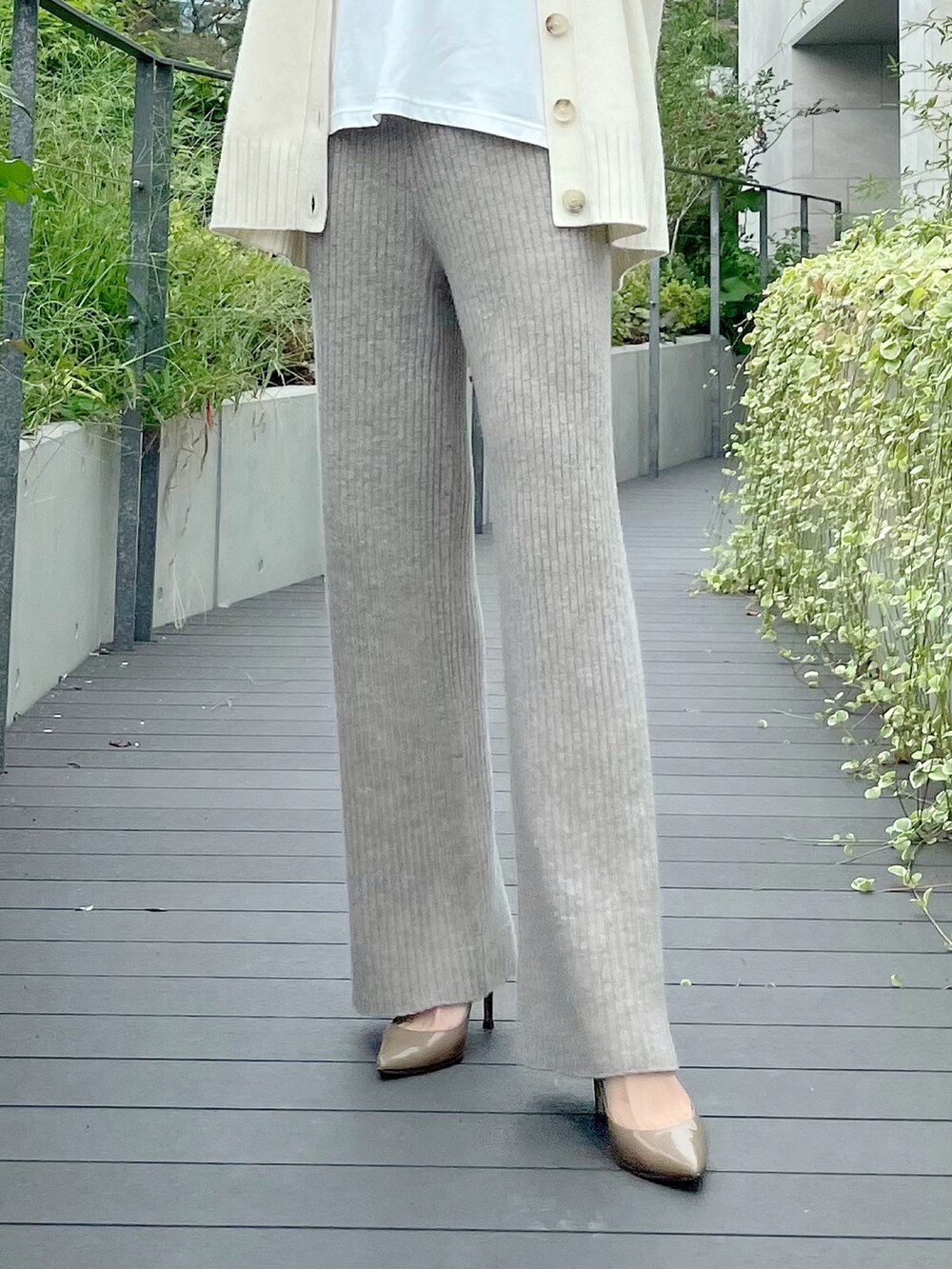 ホワイト系のカーディガン/ボレロ、ベージュ系のパンツ、ブラウン系のその他パンツを着用したレディースの秋コーディネートの3枚目の写真