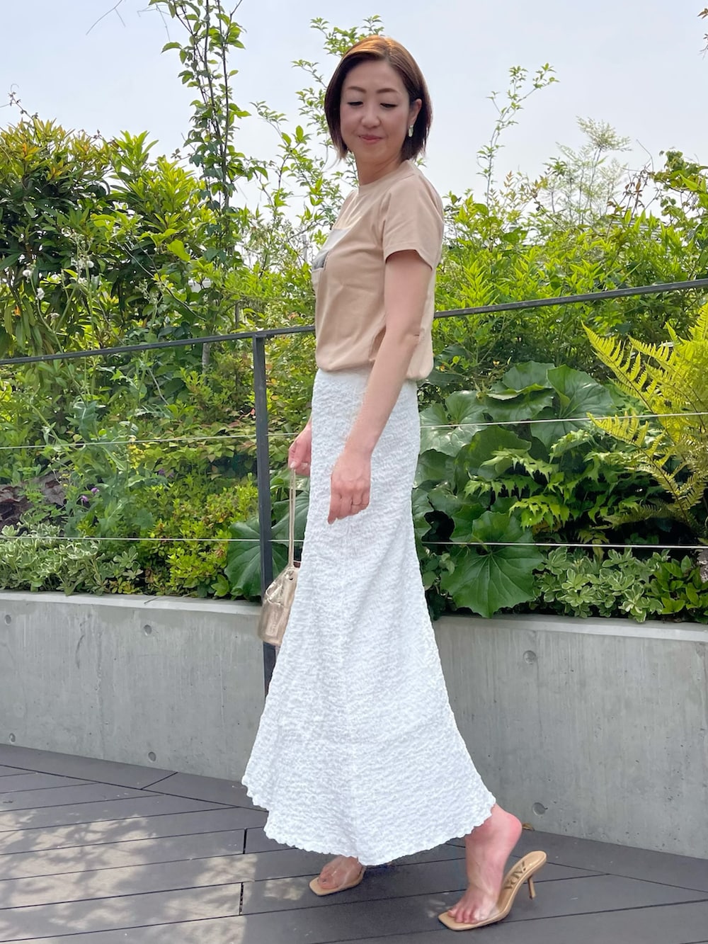 ベージュ系のTシャツ/カットソー、ホワイト系のスカート、ホワイト系のスカートを着用したレディースの夏コーディネートの2枚目の写真