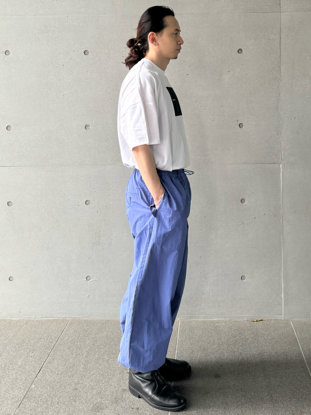 ホワイト系のTシャツ/カットソー、パープル系のその他パンツを着用したメンズの夏コーディネートの2枚目の写真