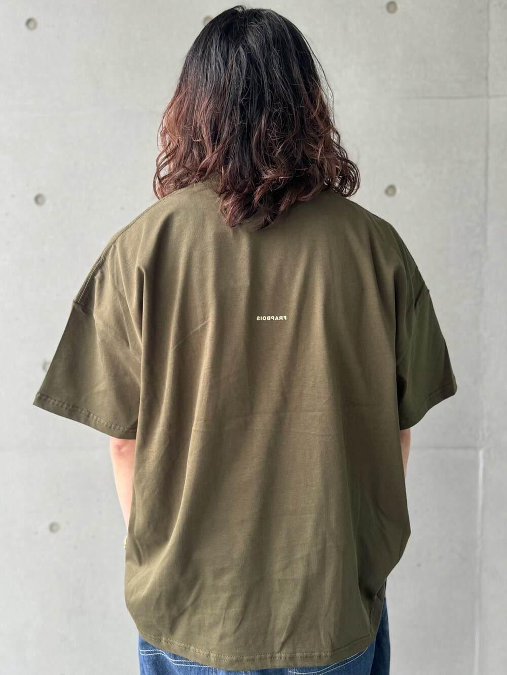 ブルー系のその他パンツ、グリーン系のTシャツ/カットソーを着用したメンズの夏コーディネートの5枚目の写真