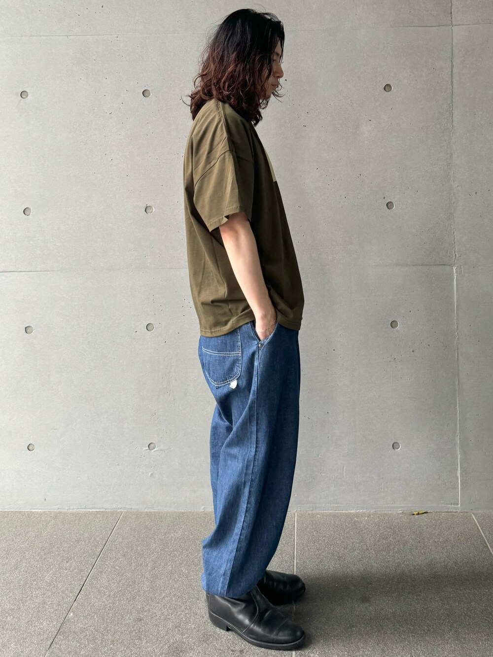 ブルー系のその他パンツ、グリーン系のTシャツ/カットソーを着用したメンズの夏コーディネートの2枚目の写真