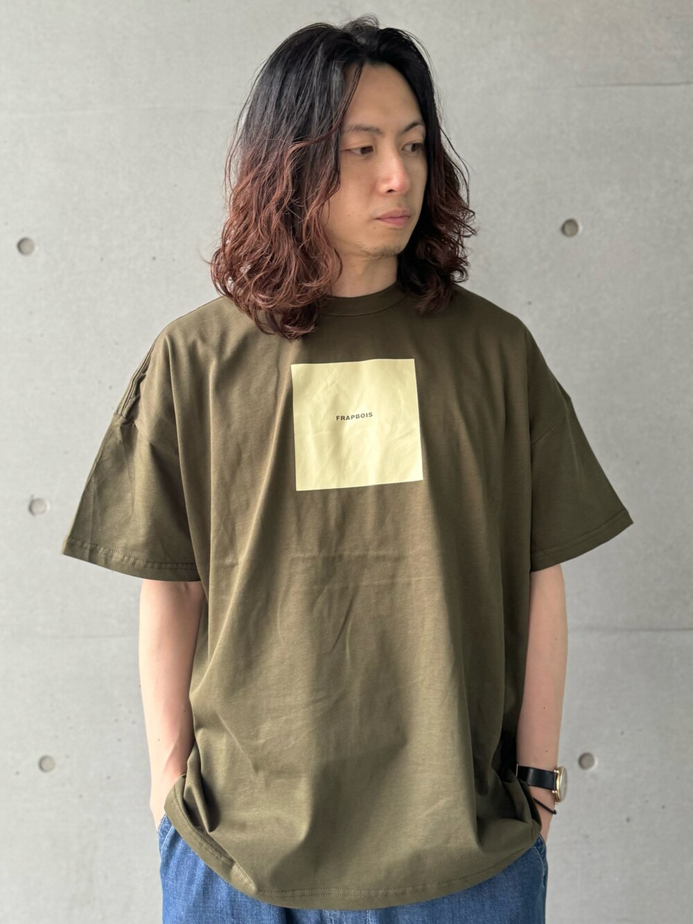 ブルー系のその他パンツ、グリーン系のTシャツ/カットソーを着用したメンズの夏コーディネートの4枚目の写真