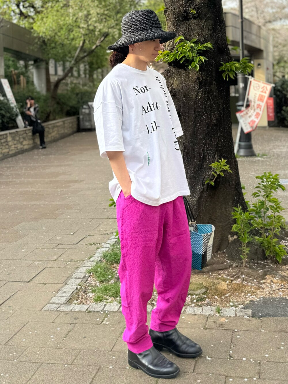 「メンズファッション、春のNewスタイル、お出かけコーデ、40代ファッション、ロゴT、Tシャツ、カラーパンツ、メルカドバッグ、麦わら帽子、初夏コーデ、ジェンダーレス、フラボア、FRAPBOIS」｜「FRAPBOISのトリコハット（ハット、ブラック系）」を使った、kamadaさん（メンズ・169cm）の春コーディネートの2枚目の写真