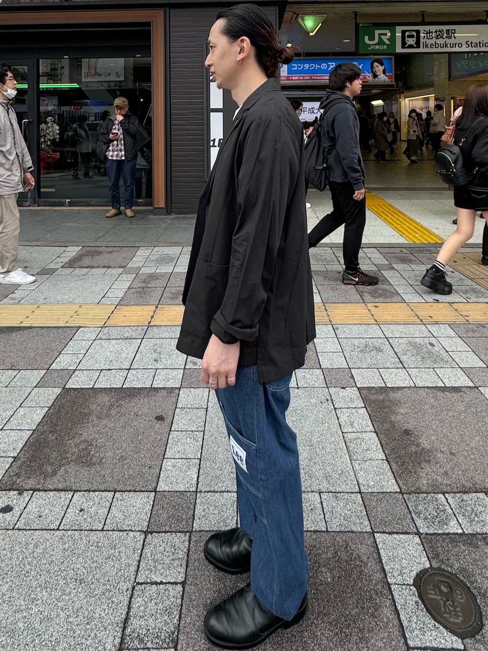 ブルー系のその他パンツ、ホワイト系のTシャツ/カットソー、ブラック系のテーラードジャケットを着用したメンズの春コーディネートの3枚目の写真