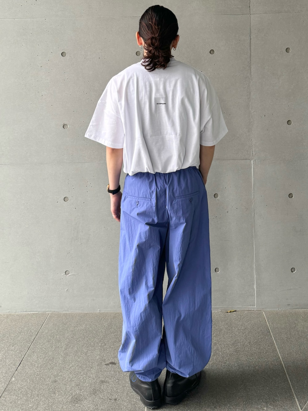 ホワイト系のTシャツ/カットソー、パープル系のその他パンツを着用したメンズの夏コーディネートの3枚目の写真