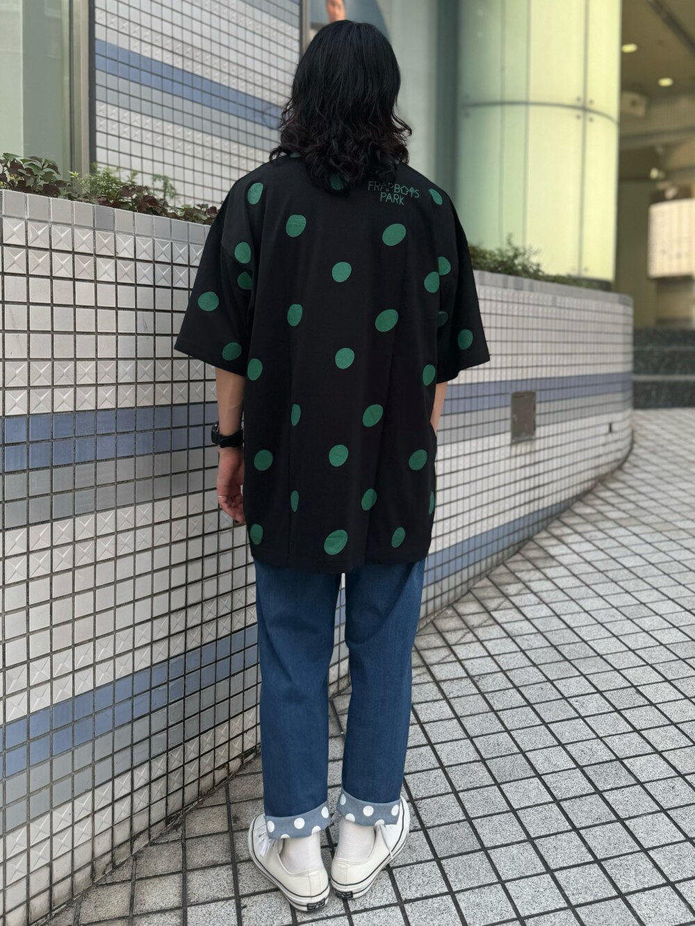 ブルー系のその他パンツ、ブラック系のTシャツ/カットソーを着用したメンズの夏コーディネートの3枚目の写真