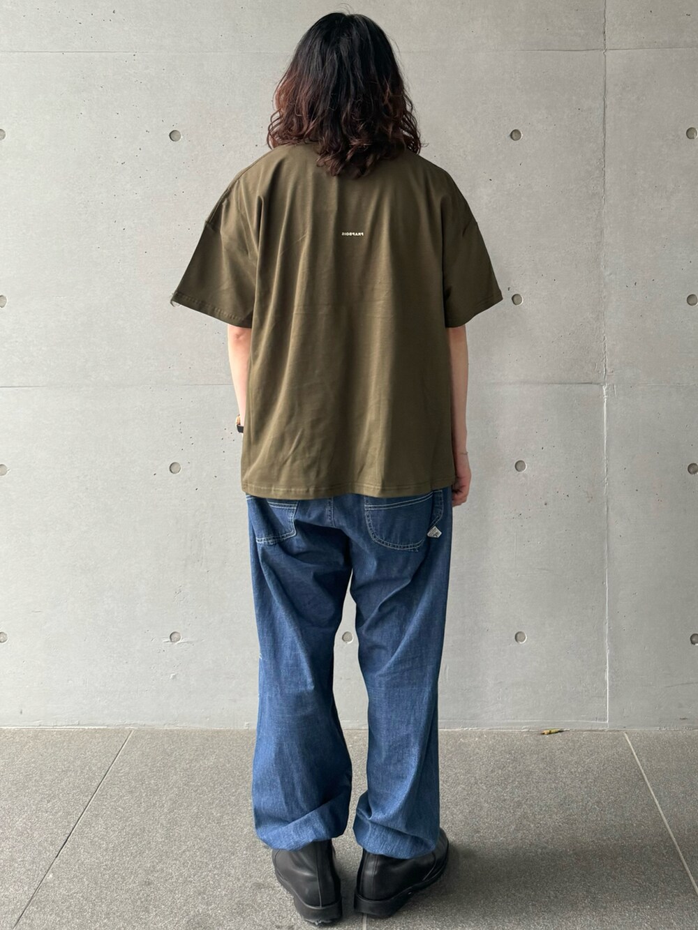 ブルー系のその他パンツ、グリーン系のTシャツ/カットソーを着用したメンズの夏コーディネートの3枚目の写真