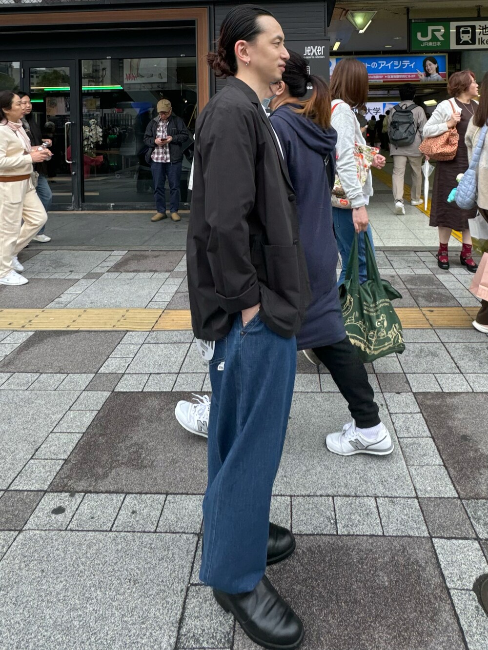 ブルー系のその他パンツ、ホワイト系のTシャツ/カットソー、ブラック系のテーラードジャケットを着用したメンズの春コーディネートの2枚目の写真