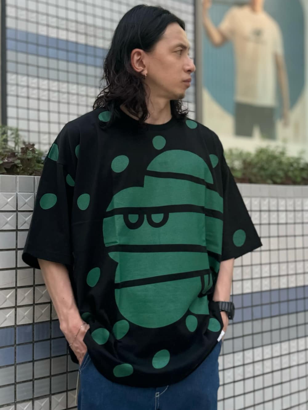 ブルー系のその他パンツ、ブラック系のTシャツ/カットソーを着用したメンズの夏コーディネートの2枚目の写真