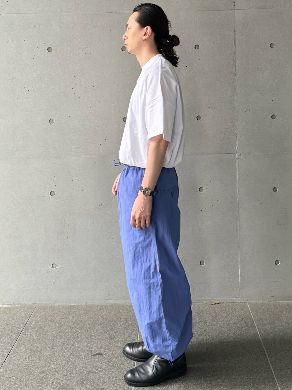 ホワイト系のTシャツ/カットソー、パープル系のその他パンツを着用したメンズの夏コーディネートの4枚目の写真