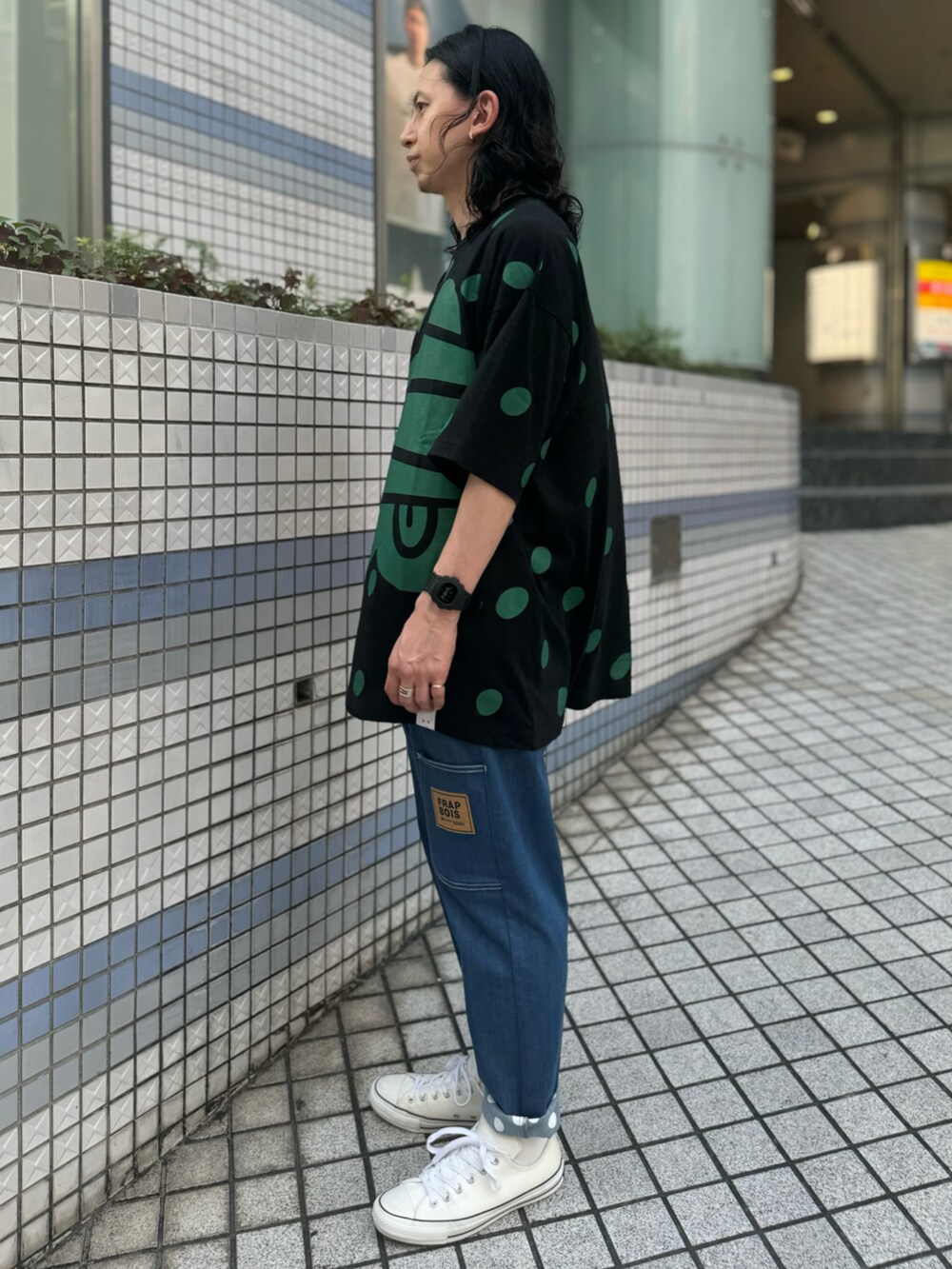 ブルー系のその他パンツ、ブラック系のTシャツ/カットソーを着用したメンズの夏コーディネートの4枚目の写真