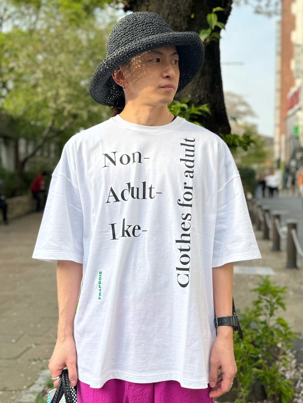 「メンズファッション、春のNewスタイル、お出かけコーデ、40代ファッション、ロゴT、Tシャツ、カラーパンツ、メルカドバッグ、麦わら帽子、初夏コーデ、ジェンダーレス、フラボア、FRAPBOIS」｜「FRAPBOISのトリコハット（ハット、ブラック系）」を使った、kamadaさん（メンズ・169cm）の春コーディネートの3枚目の写真