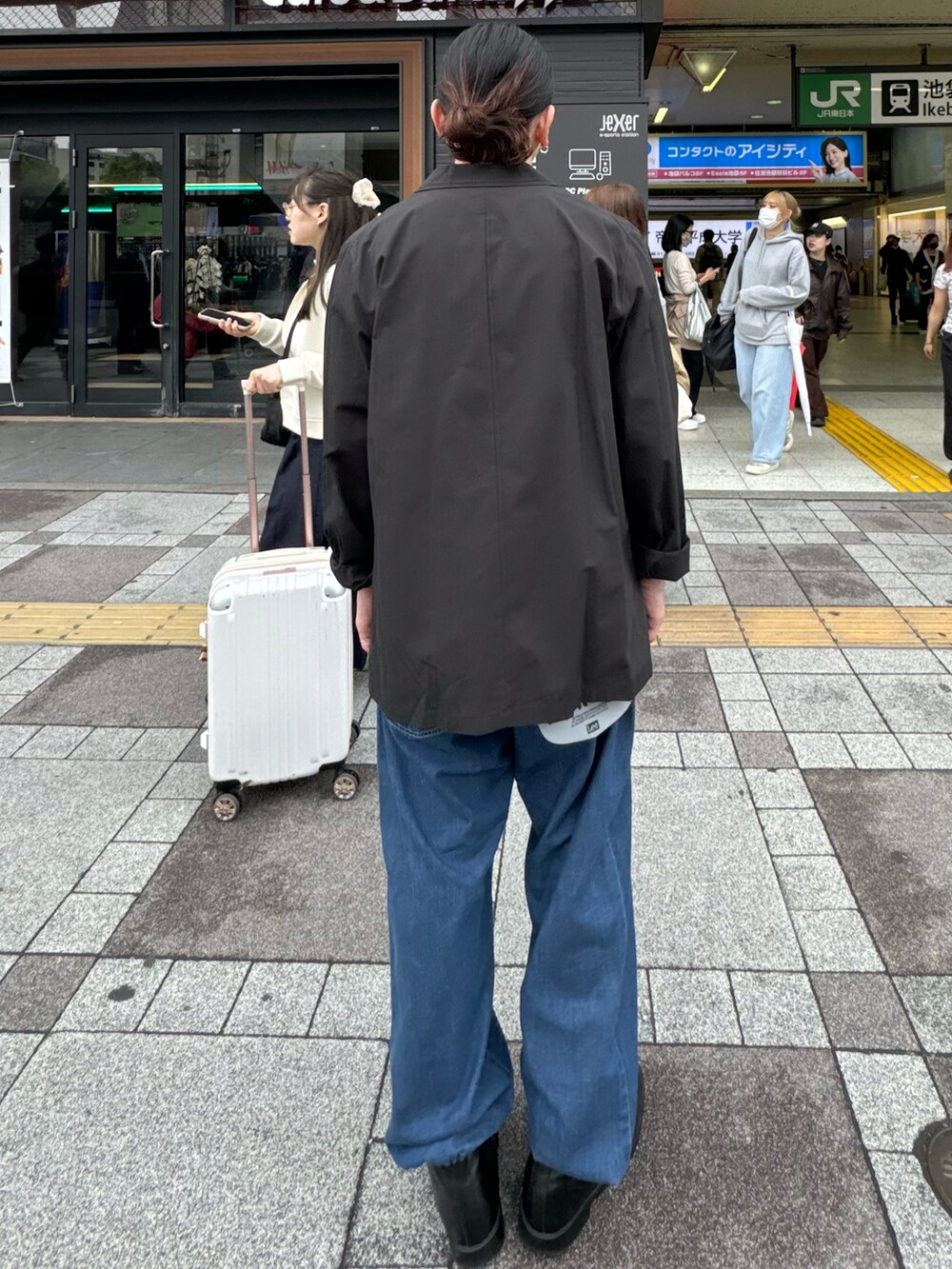 ブルー系のその他パンツ、ホワイト系のTシャツ/カットソー、ブラック系のテーラードジャケットを着用したメンズの春コーディネートの4枚目の写真