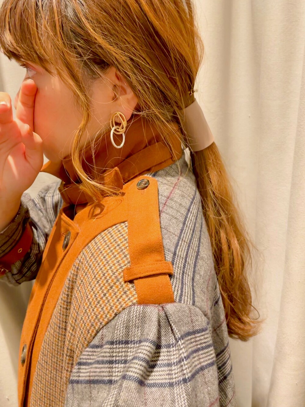 イエロー系のその他アウター、ブラウン系のパンツ、ベージュ系のその他小物を着用したレディースの秋コーディネートの2枚目の写真