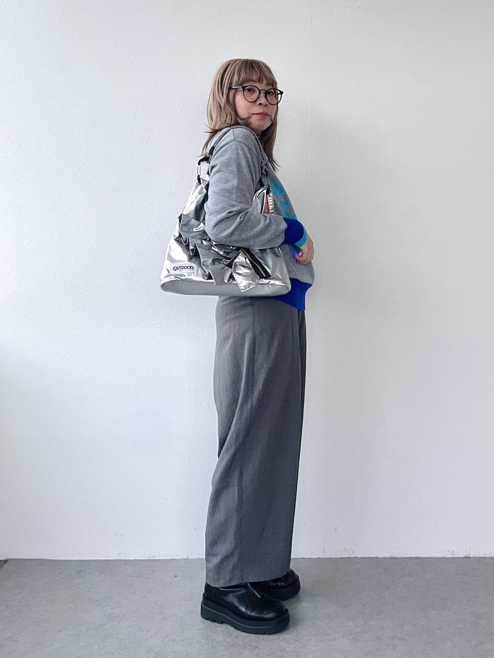 シルバー系のトートバッグを着用したレディースの秋コーディネートの5枚目の写真