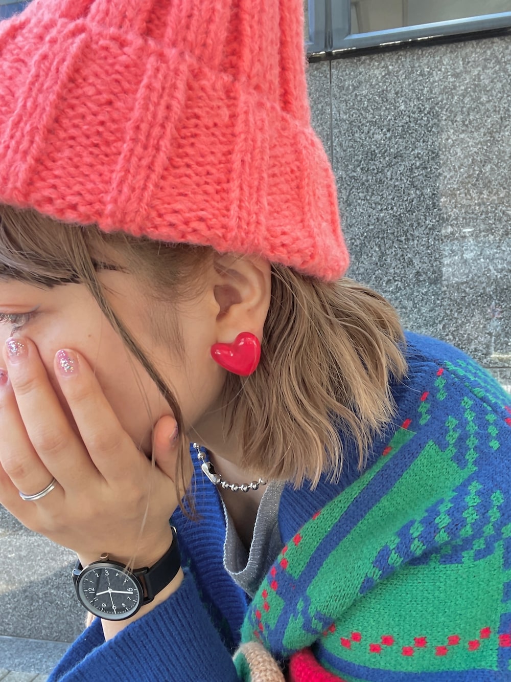 シルバー系のボストンバッグ、グリーン系のカーディガン/ボレロ、ブラック系のその他パンツを着用したレディースの冬コーディネートの4枚目の写真