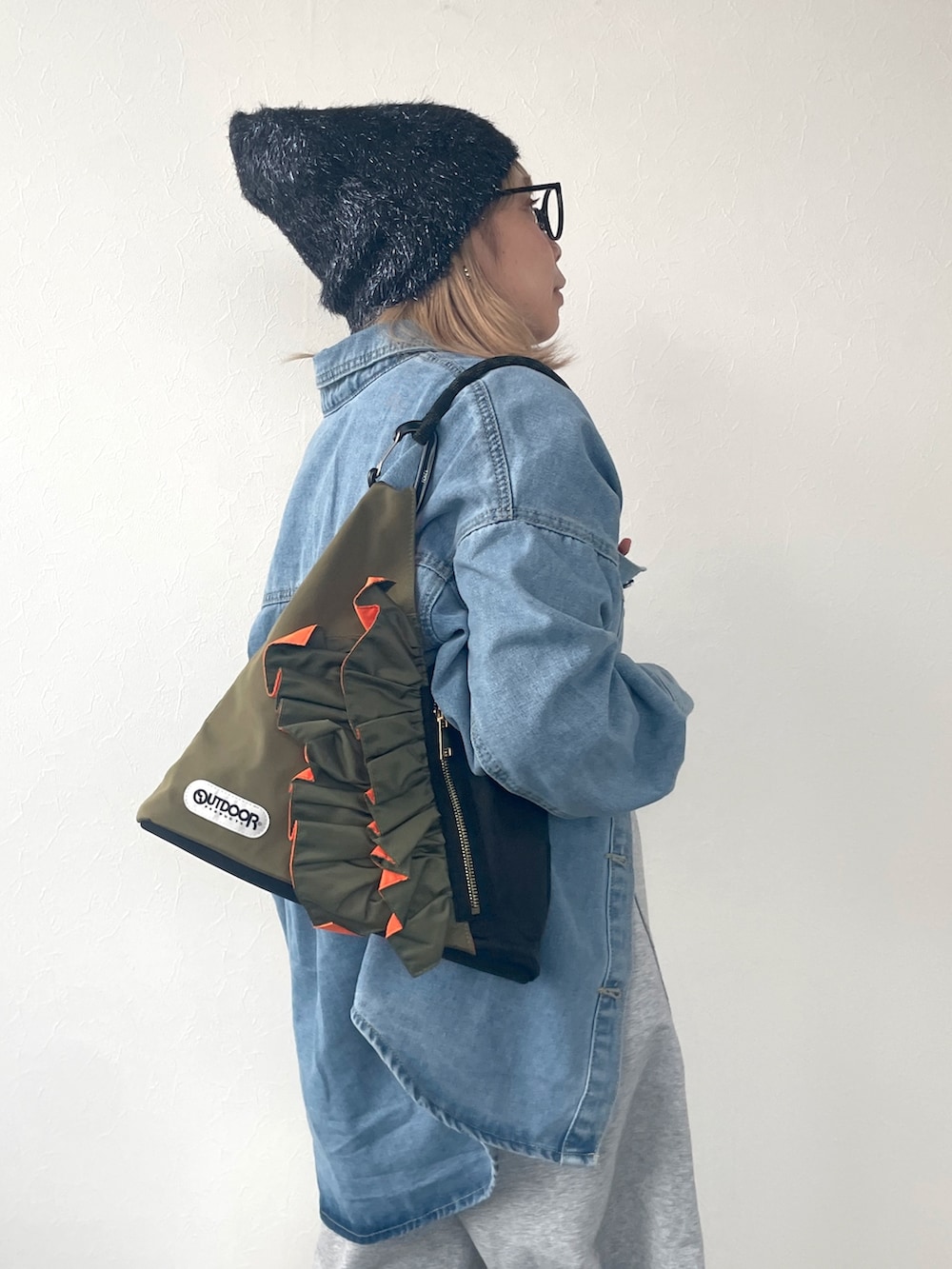 ブラック系のトートバッグ、ブルー系のシャツ/ブラウスを着用したレディースの秋コーディネートの4枚目の写真