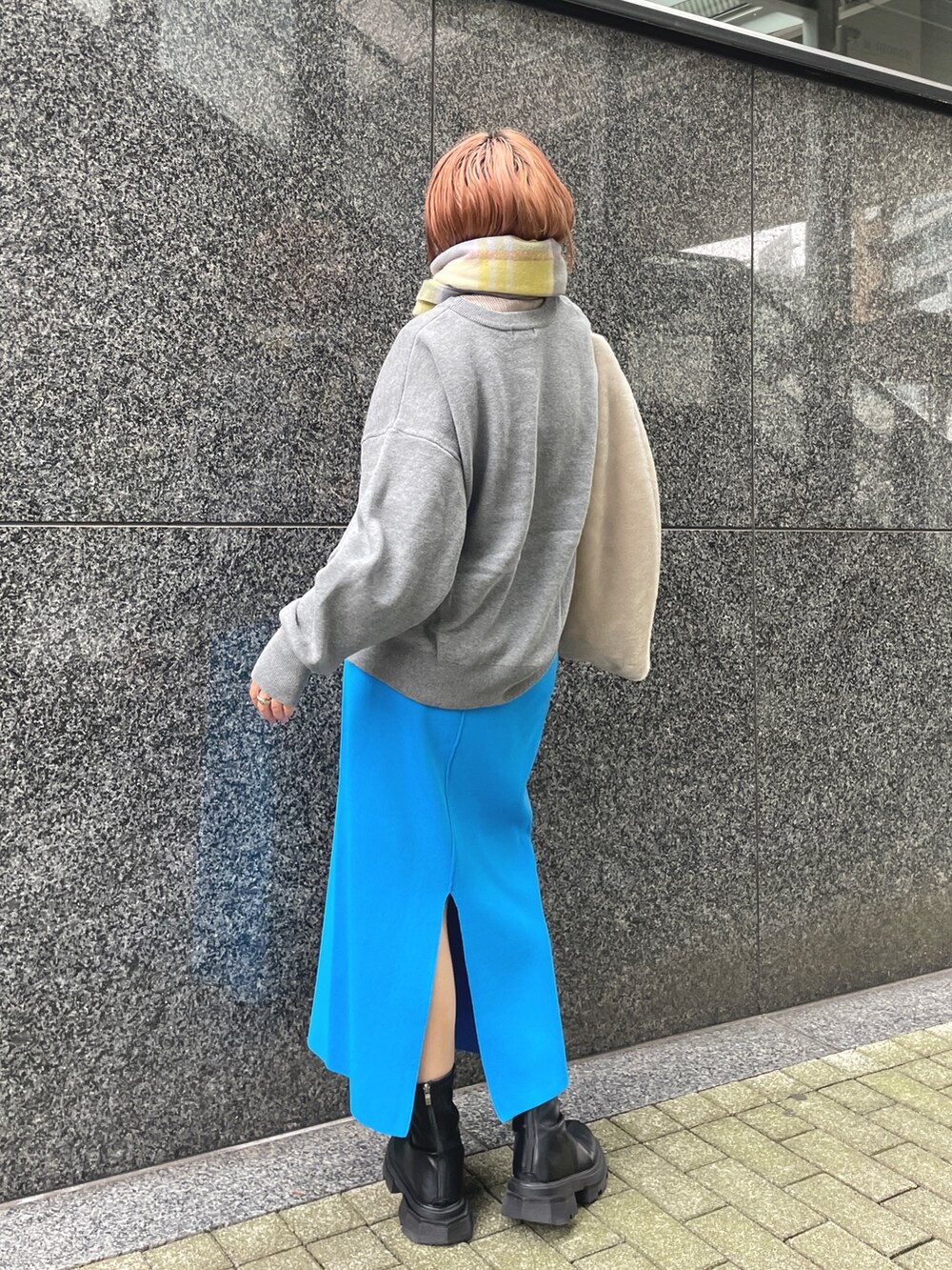 ブルー系のスカート、グレー系のスウェット、ホワイト系のパーカーを着用したレディースの秋コーディネートの6枚目の写真