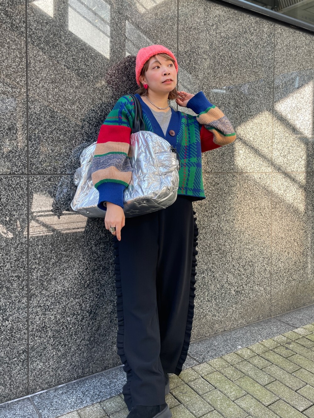 シルバー系のボストンバッグ、グリーン系のカーディガン/ボレロ、ブラック系のその他パンツを着用したレディースの冬コーディネートの2枚目の写真