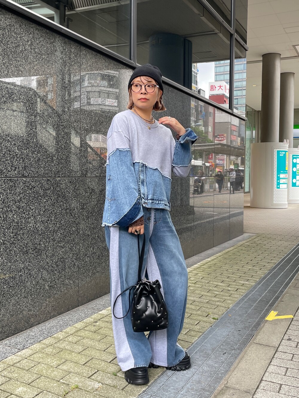グレー系のスウェット、グレー系のスウェットパンツ、ブラック系のその他アウターを着用したレディースの秋コーディネートの5枚目の写真