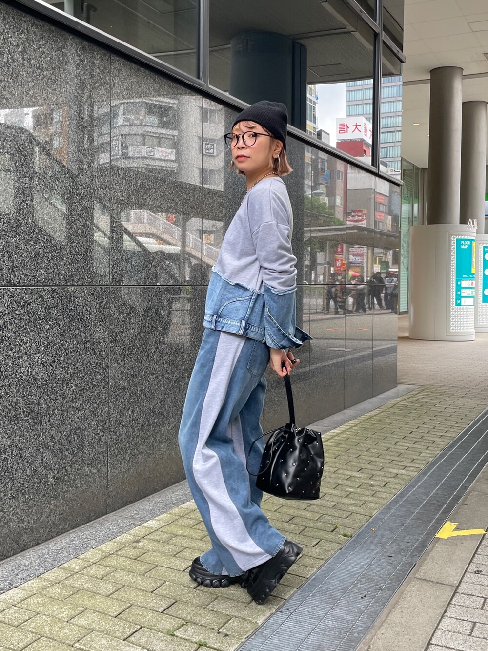 グレー系のスウェット、グレー系のスウェットパンツ、ブラック系のその他アウターを着用したレディースの秋コーディネートの6枚目の写真