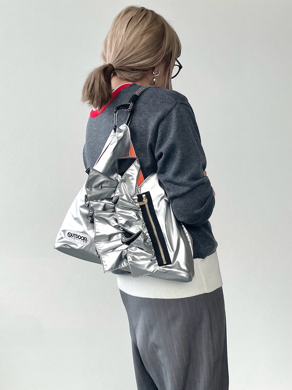シルバー系のトートバッグを着用したレディースの秋コーディネートの4枚目の写真
