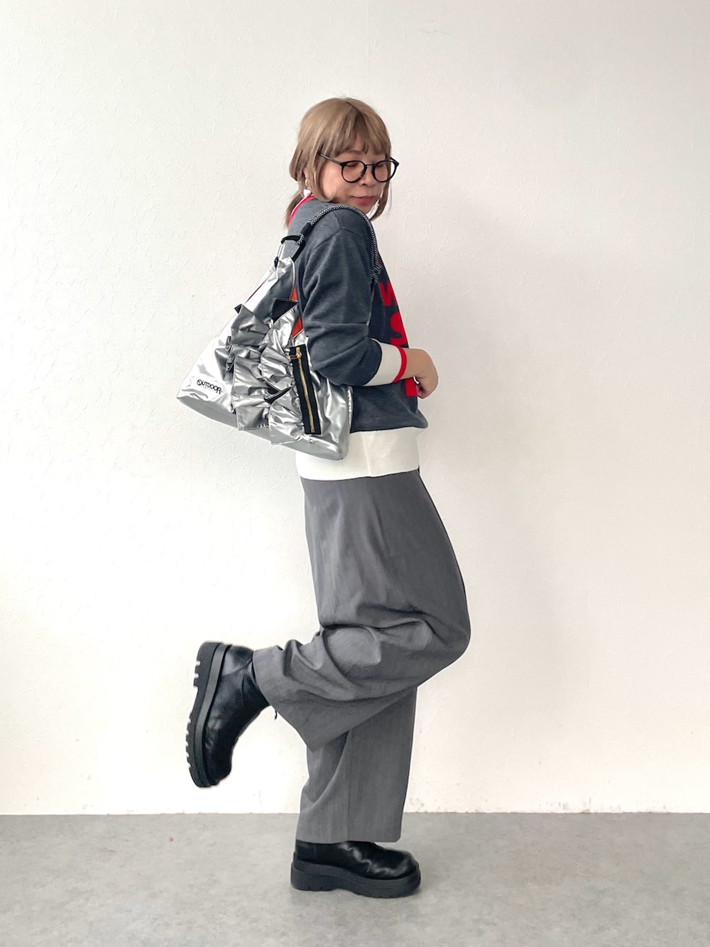 シルバー系のトートバッグを着用したレディースの秋コーディネートの2枚目の写真