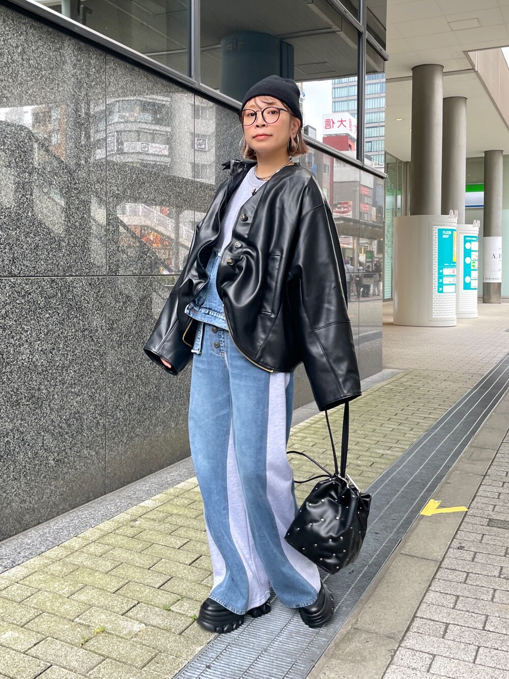 グレー系のスウェット、グレー系のスウェットパンツ、ブラック系のその他アウターを着用したレディースの秋コーディネートの2枚目の写真
