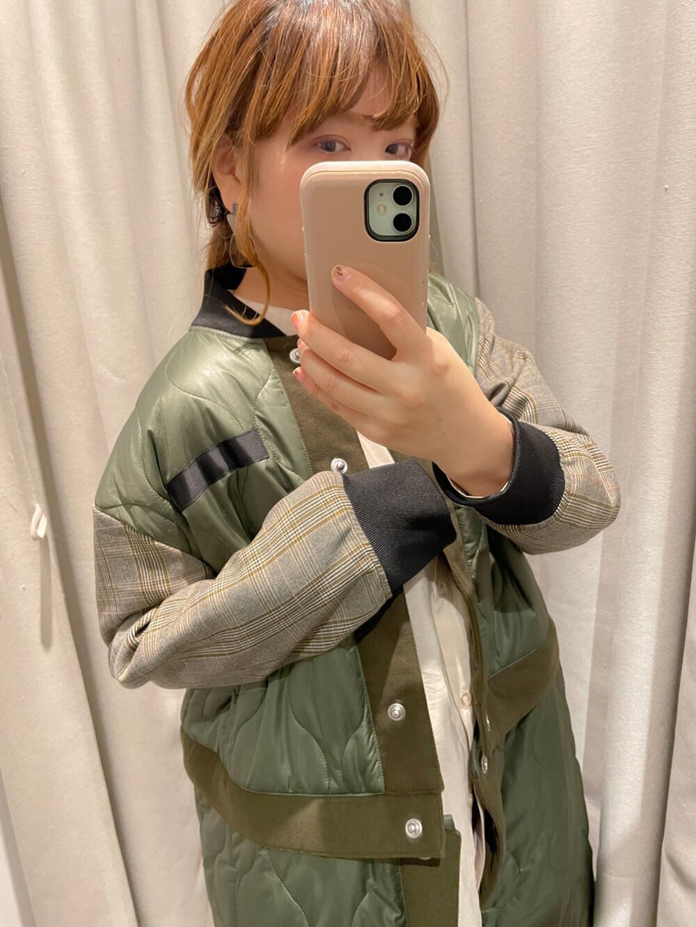 グリーン系のその他アウター、ブラウン系のスラックス、ブラウン系のパンプスを着用したレディースの秋コーディネートの2枚目の写真