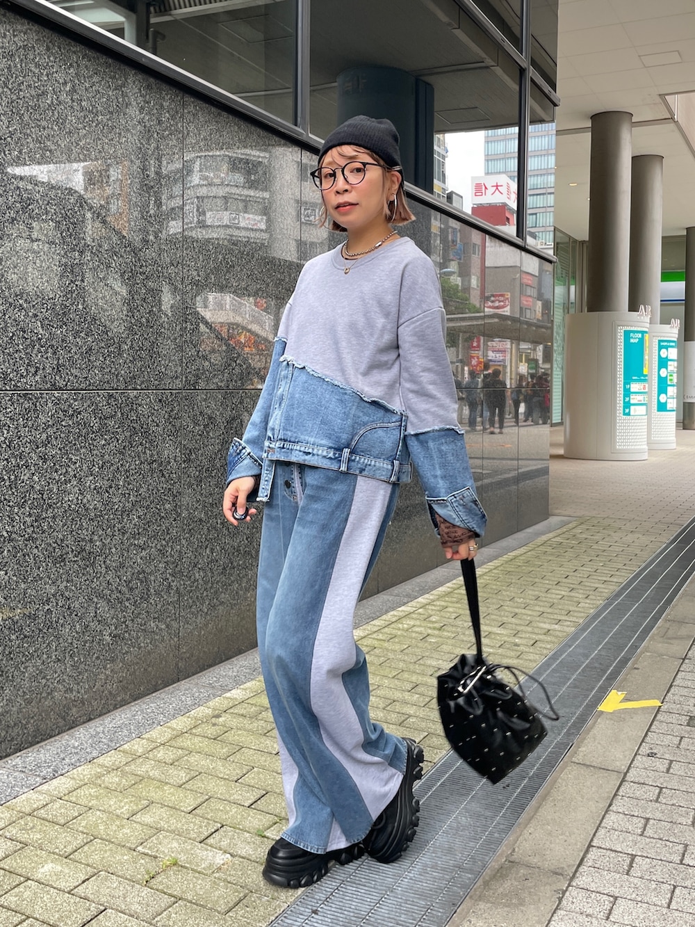 グレー系のスウェット、グレー系のスウェットパンツ、ブラック系のその他アウターを着用したレディースの秋コーディネートの3枚目の写真