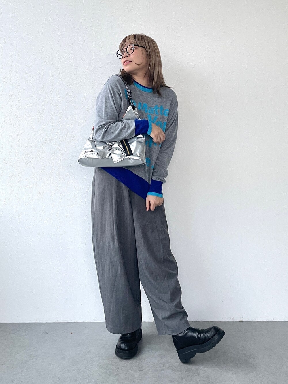 シルバー系のトートバッグを着用したレディースの秋コーディネートの6枚目の写真