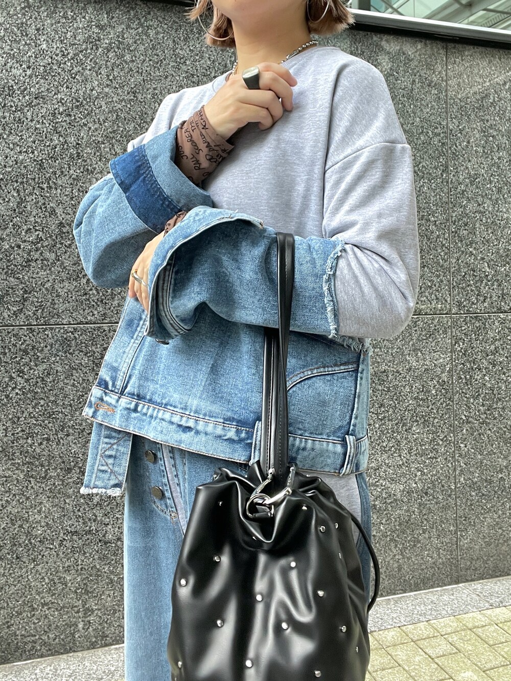 グレー系のスウェット、グレー系のスウェットパンツ、ブラック系のその他アウターを着用したレディースの秋コーディネートの7枚目の写真