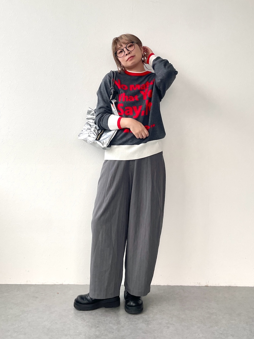 シルバー系のトートバッグを着用したレディースの秋コーディネートの3枚目の写真